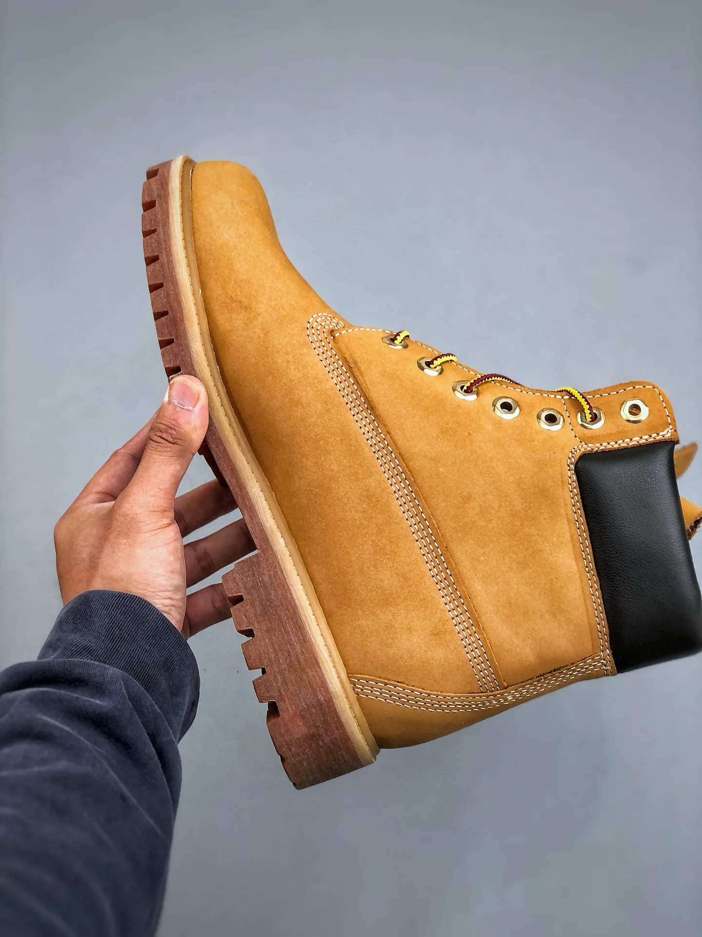 Local self-pickup💰800 supports store placement, get the pure and original top quality, one-to-one original development version Timberland can’t be beaten/classic yellow high-top [Female six-hole model 10361 Men’s seven-hole model 10061] Channel version of something, produced by Zhuhai OEM factory, Hong Kong purchasing agent of Hong Kong, unified channel delivery order, consistent quality of something, no need to emphasize gorgeous copywriting, just a brief introduction of materials, analysis of original genuine process, imported waterproof frosted cowhide, purple light logo anti-counterfeiting mark, precise computer sewing line, four-line parallel process, 10,000 times horizontal folding dynamic waterproofing, one-piece molding injection molding process ( ⚠️The difference is the cold-glued one-piece version) Rubber non-slip outsole is durable and wear-resistant. Fully genuine cowhide collar/lining/sole. Equipped with anti-fatigue shock-absorbing honeycomb insole. Extremely comfortable. Extremely practical for daily life. Classic, simple and easy to match. Essential for wind, rain, thunder, lightning, water, cold and heat insulation. Full set of cabinet packaging accessories (comes with shoelaces, cleaning eraser, and counter bag) Size: 35 36 37 37.5 38 38.5 39 39.5 40 41 41.5 42 43 43.5 44 44.5 45 one size larger. Authentic official website consistent size
